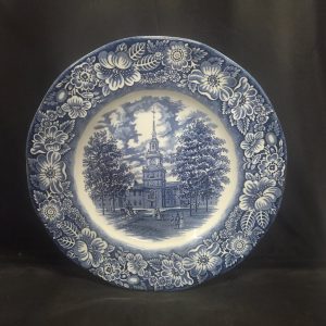 Zeldzaam Vintage Liberty Blue Bord – ‘Independence Hall’ (Ø 25 cm) – Klassiek Blauw-Wit Transferware