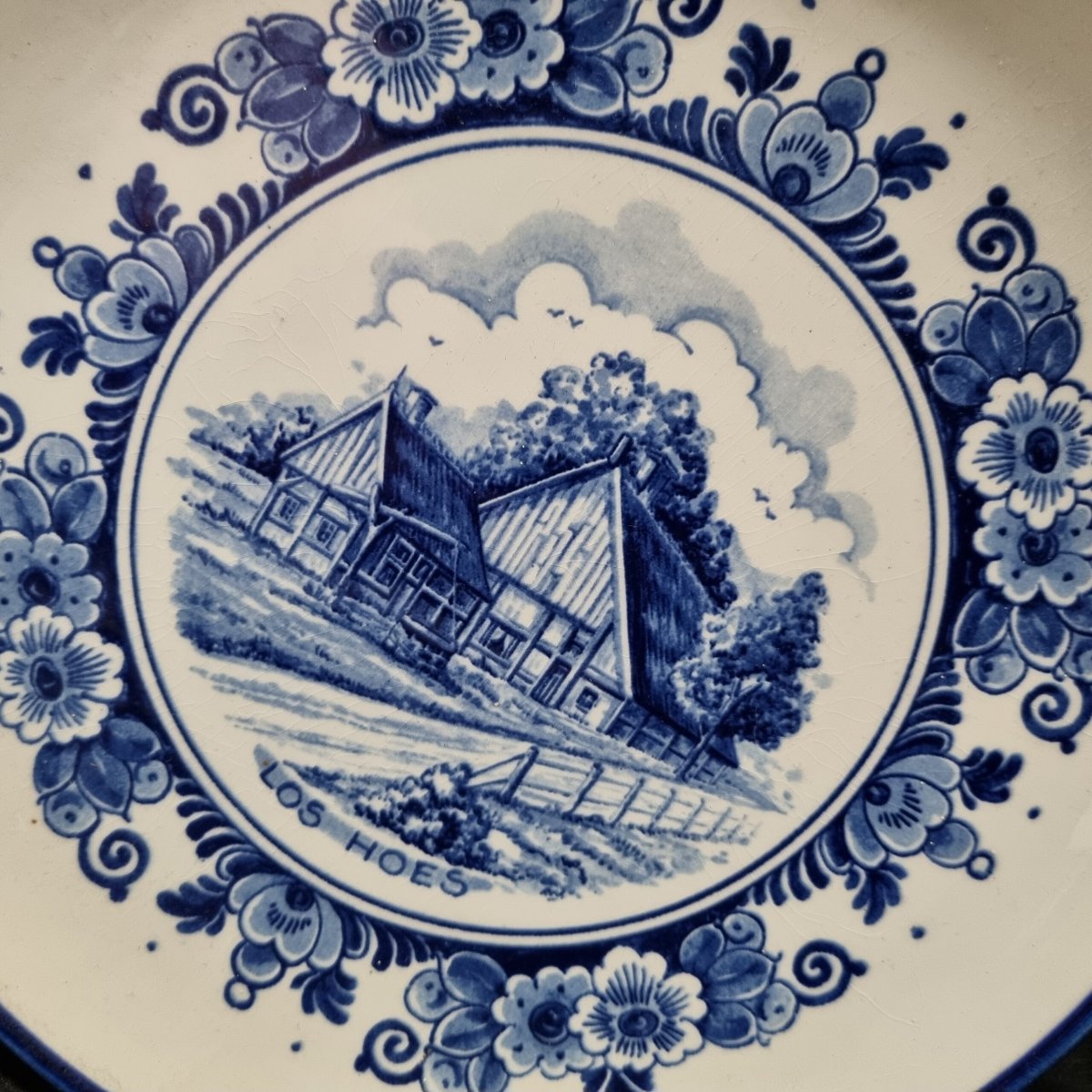 Delfts Blauw Wandbord “Los Hoes” – Westraven/Goedewaagen (1987) – Ø 20 cm - Afbeelding 5