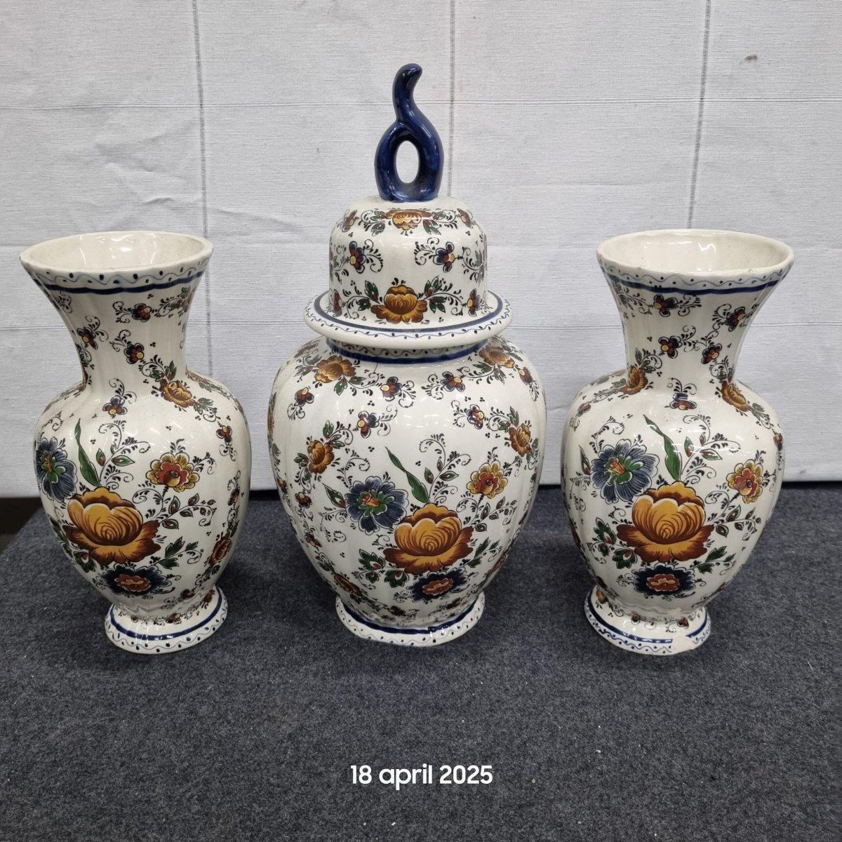Kaststel – 3-Delig, Polychroom Decor Lichte beschadiging aan 1 van de kleine vazen - Afbeelding 2